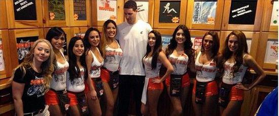 阿布拉汗总结2025：谢谢这一年的滚烫，谢谢所有“我们”（阿布拉汗2025年终盘点：致敬这一年的炽热，感谢所有的我们）