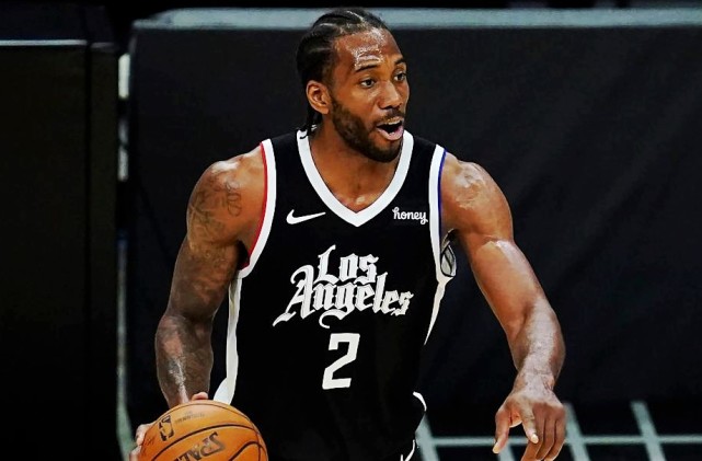 詹姆斯末节连得10分+致命抢断，湖人112-108险胜76人，40岁传奇再创历史纪录（40岁詹姆斯末节连拿10分+关键抢断，助湖人112-108险胜76人，再刷历史纪录）